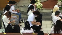 Selama acara Once lebih sering menundukkan kepala. Foto: Asep Syaifulah