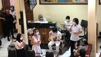 Selain itu juga sempat diputar sebuah cuplikan cucunya kala membawakan lagu Bunda milik Melly Goeslaw. Foto: Asep Syaifulah