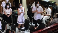 Once menyanyikan beberapa lagu di depan jenazah sang bunda. Foto: Asep Syaifulah