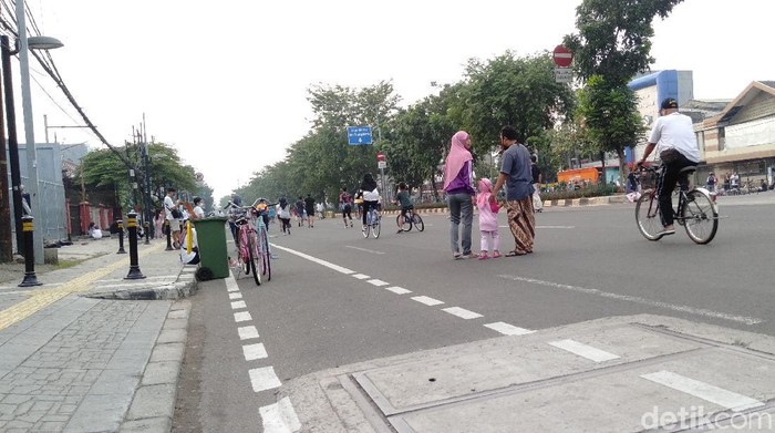 Orang tua membawa anaknya ke CFD di Jalan Pemuda Jaktim