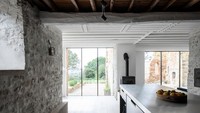 Dia adalah bekas pabrik terlantar dari abad ke-17 yang telah diubah menjadi rumah modern.