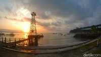 Kawasan wisata pantai Pangandaran merupakan semenanjung yang membentang dari utara ke selatan. Jadi cukup banyak spot cantik di sini.