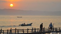 Salah satu wisatawan, Jajang, membenarkan bila bangun pagi dan melihat sunrise di Pangandaran membuatnya lebih bersemangat. Itu sangat pantas karena terasaji pemandangan seperti ini.