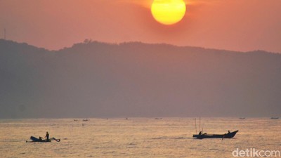 Begitu Cantik, Kala Matahari Terbit di Pantai Pangandaran