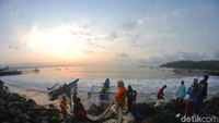Pantai di Pangandaran ada di sebelah timur dan barat. Tak heran jika sunrise di pagi hari dan sunset di sore hari, dapat kita nikmati sekaligus di pantai Pangandaran.