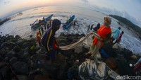 Sejak pagi buta, banyak wisatawan yang sudah berjejer di bibir pantai menantikan kehadiran sang surya di timur jauh. Anda juga bisa melihat aktivitas nelayan di pagi hari.