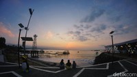Untuk menyaksikan matahari terbit tentu harus berada di tempat yang tepat. Salah satunya adalah di kawasan pantai timur Pangandaran.