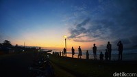 Pancaran cahaya kuning seakan menebar semangat, bahwa kehidupan harus terus berjalan menapaki alurnya. Orang-orang atau wisatawan berjejer menunggu mentari menampakkan diri.