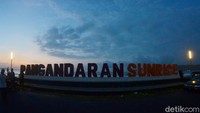 Menyaksikan matahari terbit di pagi hari, bagi sebagian orang sanggup memompa semangat optimisme untuk menjalani hari. Inilah sunrise dari spot Pangandaran Sunrise. 