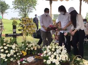 Ibu Once Mekel Dimakamkan Satu Liang Lahat dengan Kerangka Suaminya