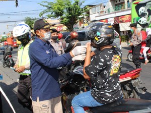 Polisi Madiun Bagikan Masker Siang Malam Tekan Penyebaran COVID-19