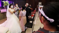 Pengantin meminta doa restu dari orang tuanya untuk melanjutkan kehidupan baru sebagai keluarga.