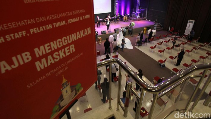 Pemberkatan Nikah dengan Protokol Kesehatan di Solo Pemberkatan nikah digelar di Gereja Kristen Pengharapan Allah, Solo, Jawa Tengah, Minggu (28/6). Pemberkatan ini dengan menerapkan protokol kesehatan.