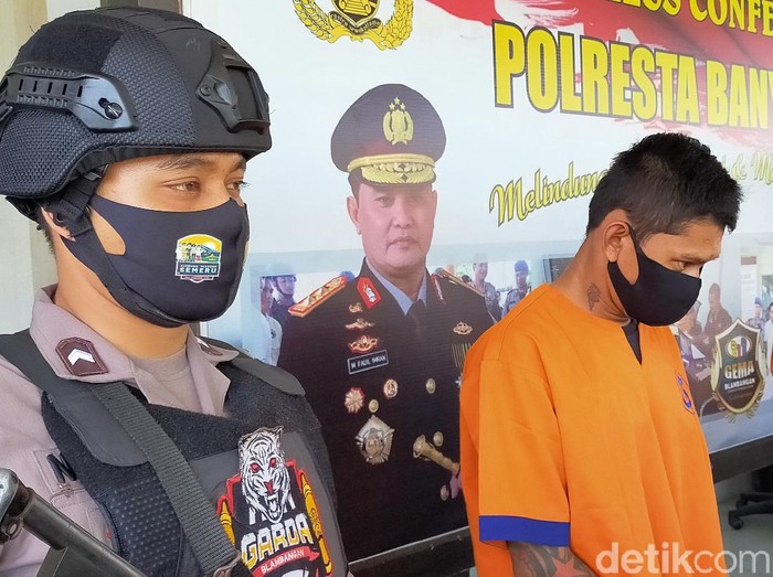 Praktik dukun cabul terjadi di Banyuwangi. Seorang sopir yang mengaku sebagai orang pintar memperkosa seorang janda.