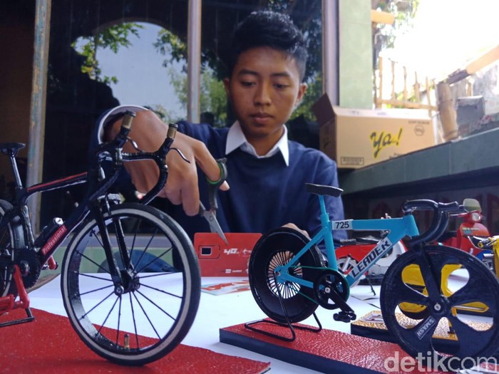 Pemuda Jombang Ini Raup Omzet Jutaan Rupiah Olah Sampah Kartu Seluler