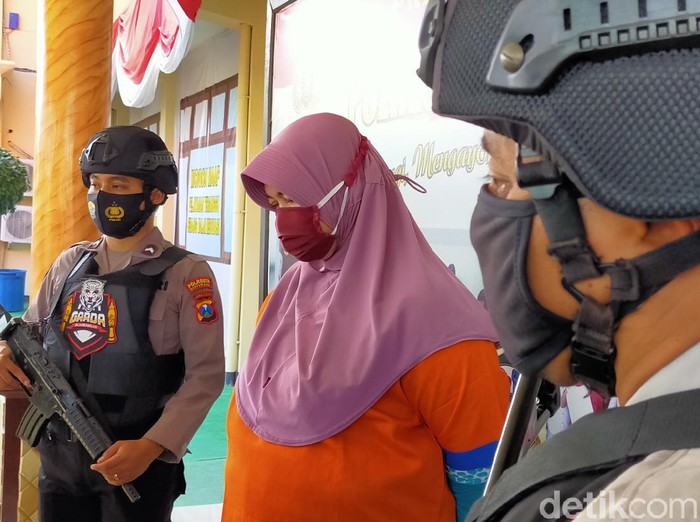 Polresta Banyuwangi mengungkap kasus dugaan penipuan dengan modus memberikan pinjaman uang miliaran rupiah. Pelaku juga mengaku sebagai istri pejabat untuk mengelabui korban.