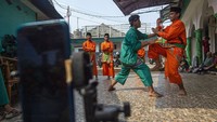 Sejumlah pesilat dari Sanggar Kembang Kelapa menampilkan silat Betawi dalam pentas Manjak Virtual di Cipedak, Jagakarsa, Jakarta.
