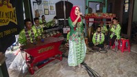 Sejumlah seniman menampilkan gambang kromong dalam pentas Manjak Virtual di Cipedak, Jagakarsa, Jakarta, Minggu (26/6/2020). 