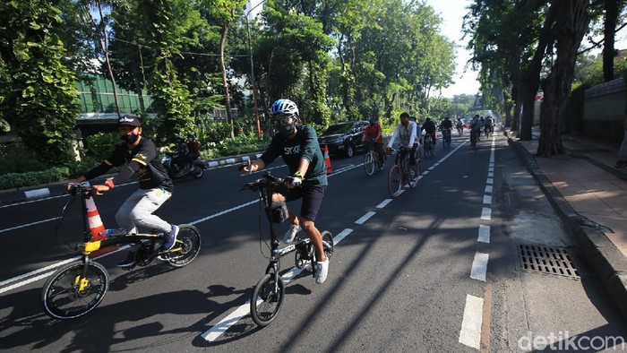 Warga Surabaya yang bersepeda makin ramai di jalan raya. Polisi akan patroli dengan ngontel atau bersepeda juga.