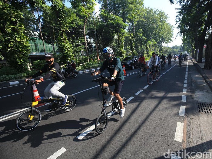 Warga Surabaya yang bersepeda makin ramai di jalan raya. Polisi akan patroli dengan ngontel atau bersepeda juga.