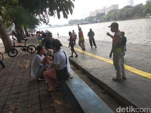 CFD di Danau Sunter Jakut Berakhir, Petugas Bubarkan Massa-Semprot Disinfektan