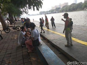CFD di Danau Sunter Jakut Berakhir, Petugas Bubarkan Massa-Semprot Disinfektan