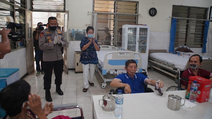 Polri Beri Bantuan ke Penghuni Panti Jompo Polri memberikan bantuan sosial kepada 7 panti jompo dalam rangkaian peringatan HUT ke-74 Bhayangkara.
Salah satunya di Panti Jompo Wisma Sahabat Baru, Kebon Jeruk, Jakarta Barat, Minggu (28/6/2020). Pemberian bantuan diberikan secara simbolis oleh Karodalops Sops Polri Brigjen Pol Setyo Boedi Moempoeni Harso.