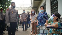 Turut hadir dalam kegiatan bakti sosial mendampingi Karodal Ops Sospolri, Kapten Cpl. R Eddy Moerdoko, Kompol R Sigit Kumono, Kompol Audy S. latuheru. Selain menyerahkan paket bantuan, para perwira polisi itu juga meninjau langsung kondisi para lansia yang dirawat di panti. Foto: dok. Polri