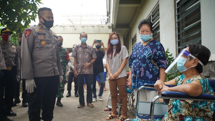 Polri memberikan bantuan sosial kepada 7 panti jompo dalam rangkaian peringatan HUT ke-74 Bhayangkara.

Salah satunya di Panti Jompo Wisma Sahabat Baru, Kebon Jeruk, Jakarta Barat, Minggu (28/6/2020). Pemberian bantuan diberikan secara simbolis oleh Karodalops Sops Polri Brigjen Pol Setyo Boedi Moempoeni Harso.