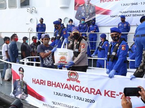 Jelang HUT Bhayangkara, Korpolairud Polri Bagikan Sembako ke Nelayan