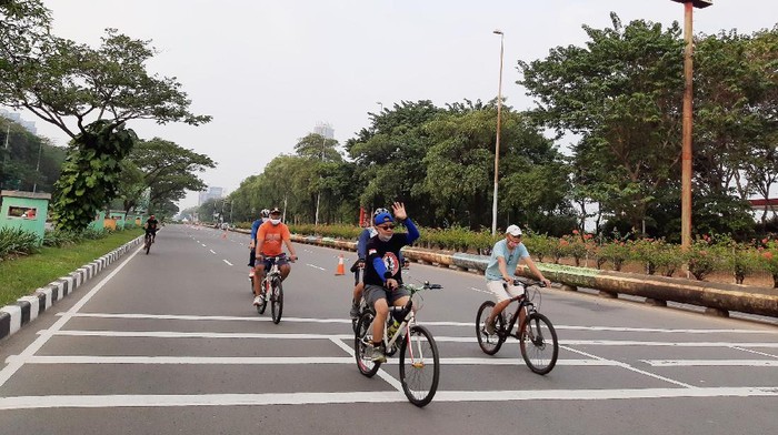 Hari ini car free day digelar di 32 titik di Jakarta. Jalan Benyamin Sueb merupakan salah satu lokasi yang menggelar CFD. Begini suasananya.