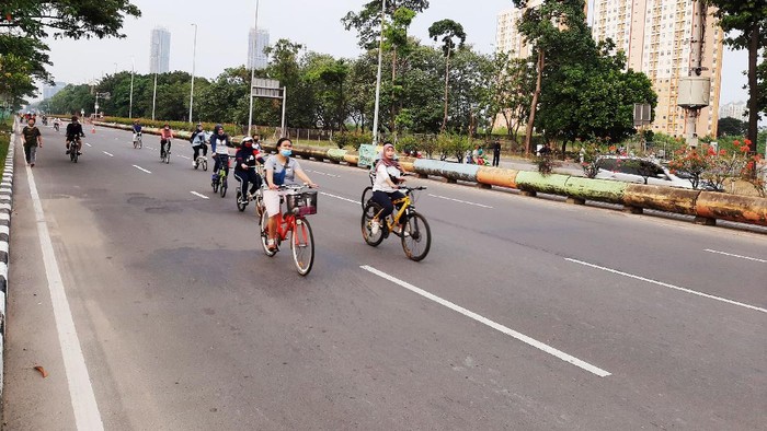 Potret CFD di Jalan Benyamin Sueb Kemayoran Hari ini car free day digelar di 32 titik di Jakarta. Jalan Benyamin Sueb merupakan salah satu lokasi yang menggelar CFD. Begini suasananya.