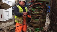 Apa jadinya alat gali menggulung jaringan kabel internet kota? (Bored Panda)