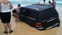 Mobil yang tenggelam di pasir pantai. Kok bisa? (Bored Panda)