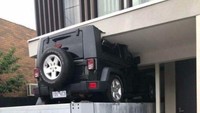 Saat lupa ada mobil yang terparkir saat menaikkan garasi bawah tanah. Aduh! (Bored Panda)