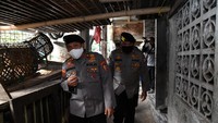 Kakorsabhara Baharkam Polri Irjen Pol Wahyudi Hidayat turun langsung menyerahkan satu per satu bantuan paket sembako kepada pengrajin tempe. Ia juga didampingi pejabat utama Mabes Polri lainnya Wahyudi menelusuri gang-gang sempit permukiman warga untuk sampai ke kawasan pengrajin tempe membagikan paket bantuan sembako kepada warga. Foto: dok. Polri