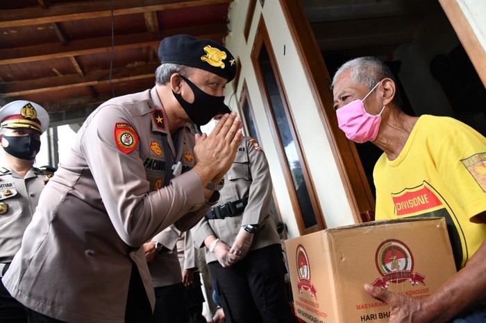 Produsen Tempe dapet Bantuan dari Polri Imbas pandemi COVID-19, produsen tempe juga ikut terdampak. Untuk itu Polri turut serta ambil bagian dalam menyalurkan bantuan bagi industri rumahan itu.
