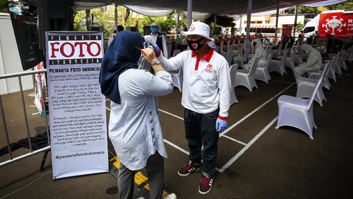 Organisasi nirlaba Pewarta Foto Indonesia bersama pengurus kota Pewarta Foto Indonesia Jakarta menggelar rapid test COVID-19 yang diselenggarakan di halaman gedung Dewan Pers, Jakarta, Minggu (28/6/2020). Dok. PFI Jakarta