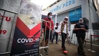 Ketua Relawan Indonesia Bersatu Lawan COVID-19 Sandiaga Salahudin Uno, ketua organisasi Pewarta Foto Indonesia Reno Esnir dan Ketua Pewarta Foto Indonesia Jakarta Grandyos Zafna hadir dalam rapid test tersebut.