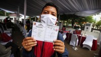 Seorang peserta menunjukkan kartu rapid test COVID-19.