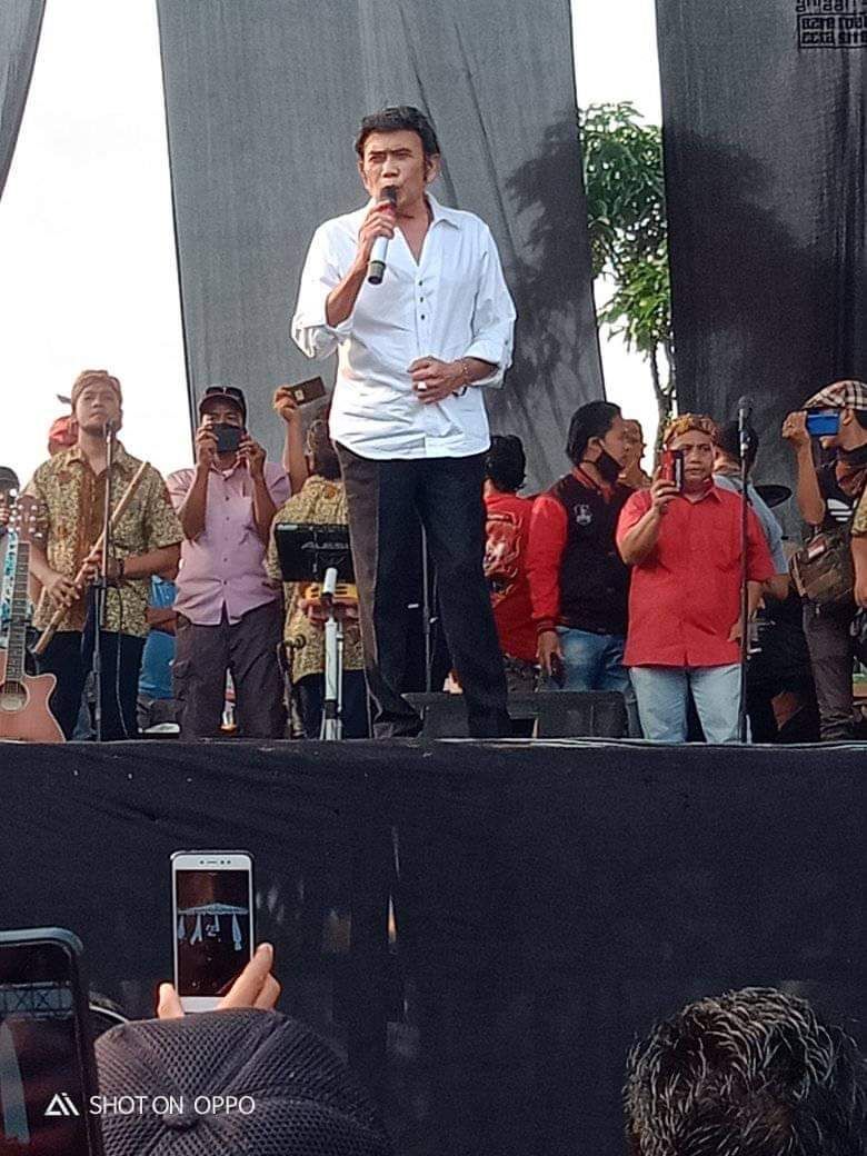 Rhoma Irama bernyanyi di acara khitanan di Bogor