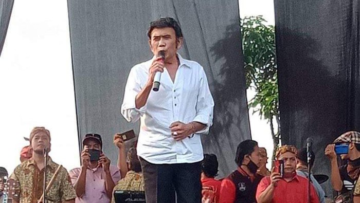 Rhoma Irama bernyanyi di acara khitanan di Bogor