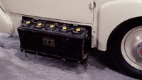 Di tahun tersebut Tama menggunakan motor 36 volt, dengan menggunakan lead-acid baterai (40 V/162 Ah). Tapi berhubung kapasitas baterai yang digunakan tak terlalu besar, mobil ini memiliki kecepatan tertinggi 35 km / jam (22 mph) dan daya jelajah 65 km (40 mil) dengan sekali pengisian daya. Desain dan konstruksi dari kendaraan unik tersebut meliputi ide-ide istimewa, seperti kompartemen baterai yang dipasang di dalam lantai kabin mobil. Foto: Nissan