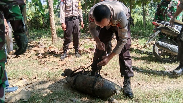 Tim Gegana Brimob Polda Jateng Mengevakuasi benda mirip rudal di Blora