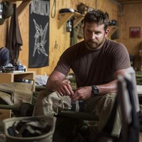 Bradley Cooper hanya diberi waktu 2,5 bulan untuk menambah berat badan sebanyak 18 kg demi perannya di American Sniper. Bradley harus mengasup sedikitnya 5.000 kalori setiap hari dan makan setiap 55 menit sekali. Foto: Warner Bros. Pictures
