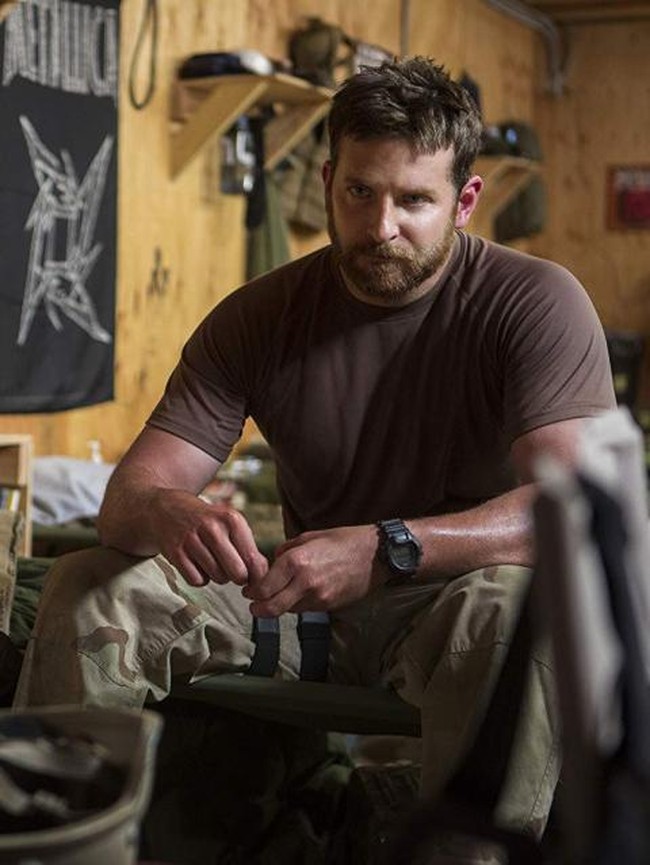 Bradley Cooper hanya diberi waktu 2,5 bulan untuk menambah berat badan sebanyak 18 kg demi perannya di American Sniper. Bradley harus mengasup sedikitnya 5.000 kalori setiap hari dan makan setiap 55 menit sekali. Foto: Warner Bros. Pictures