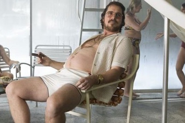 Christian Bale harus makan donat, cheeseburger, dan makanan berkalori tinggi lainnya untuk berperan di film American Hustle. Dia berhasil menaikkan berat badan hampir 20 kg hingga membuat rekan mainnya, Robert de Niro, hampir tidak mengenalinya. Foto: Columbia Pictures