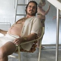 Christian Bale harus makan donat, cheeseburger, dan makanan berkalori tinggi lainnya untuk berperan di film American Hustle. Dia berhasil menaikkan berat badan hampir 20 kg hingga membuat rekan mainnya, Robert de Niro, hampir tidak mengenalinya. Foto: Columbia Pictures