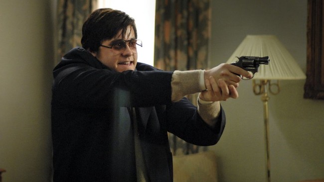 Jared Leto menaikkan berat badan hingga 27 kg untuk perannya sebagai Mark David Chapman di film Chapter 27. Untuk mempersiapkan penampilannya, dia menghabiskan satu pizza Domino ukuran besar tiap malam dan beberapa liter es krim yang dimakan bersama minyak zaitun campur kecap. Foto: Peace Arch Entertainment