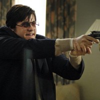 Jared Leto menaikkan berat badan hingga 27 kg untuk perannya sebagai Mark David Chapman di film Chapter 27. Untuk mempersiapkan penampilannya, dia menghabiskan satu pizza Domino ukuran besar tiap malam dan beberapa liter es krim yang dimakan bersama minyak zaitun campur kecap. Foto: Peace Arch Entertainment